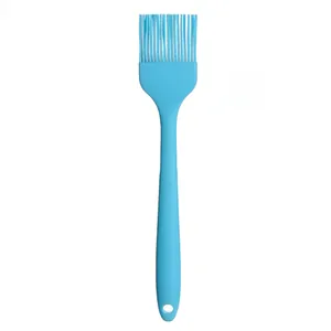 Pinceau à pâtisserie et barbecue monobloc en silicone bleu ciel sur fond blanc
