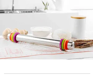 Mattarello regolabile in acciaio inox 430 con anelli in silicone colorati su tappetino