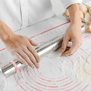 Mattarello regolabile in acciaio inox con anelli in silicone e set tappetino