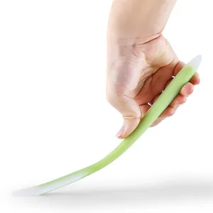 Spatule en silicone vert souple et semi-transparente pour étaler la crème et le beurre.