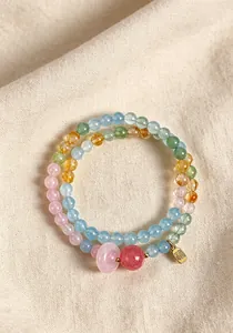 Vista detallada de una pulsera de cristal natural de doble hilo con cuentas de colores