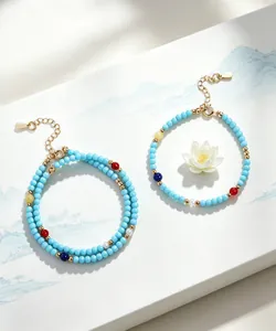 Vista detallada del conjunto de joyas de turquesa y perlas sobre un soporte blanco artes