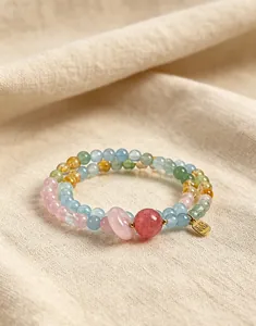 Primer plano de pulsera de doble hilo de cuarzo rosa natural y cuentas amarillas