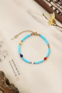 Vista detallada de una pulsera de cuentas de turquesa en un elegante estilo chino.