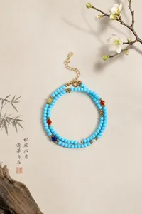 Vista detallada de la pulsera envuelta de turquesa azul claro y perlas naturales