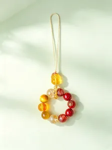 Detailopname van een kleurrijke kristallen Pixiu-hanger met diverse edelsteenkralen