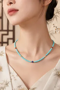 Primer plano de un elegante collar de cuentas de turquesa en una modelo asiática