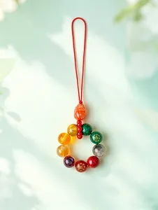 Gedetailleerde weergave van de Five Elements kristallen hanger met Pixiu en Bagua-symbolen