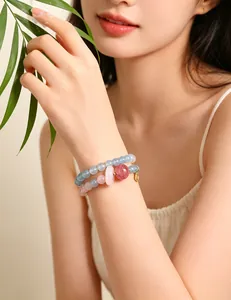 Primer plano de una dulce pulsera de cuentas naturales de doble capa en la muñeca de una mujer