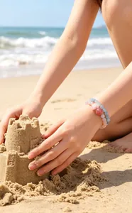 Pulseras de cuentas de cristal natural rosa y azul lucidas en vacaciones en la playa