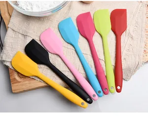 Set mit sieben farbenfrohen, hitzebeständigen Silikonspateln für professionelles Backen