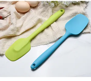 Vue détaillée des spatules de cuisson en silicone de 28 cm sur fond de tissu en lin