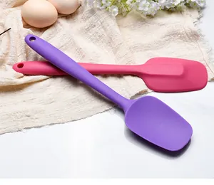 Vue détaillée des spatules en silicone violettes et roses sur la table