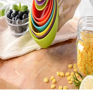 Detailansicht der bunten, ineinander stapelbaren Messbecher für Küche und Backen
