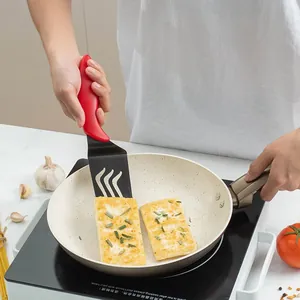 Lunga spatola da cucina in acciaio inossidabile con manico rosso per girare il tofu in padella