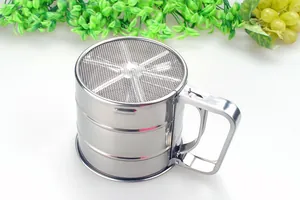 Vista dettagliata di un setaccio per farina semiautomatico in acciaio inox per dolci.