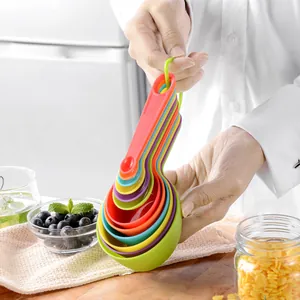 Set aus bunten, verschachtelten Messbechern und Messlöffeln aus Kunststoff zum Backen