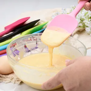 Spatule en silicone mélangeant la pâte dans un bol