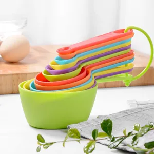 Buntes Messbecher und Messlöffel Set aus Kunststoff