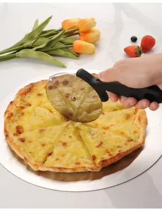 Nahaufnahme eines Pizzaschneiders aus Edelstahl beim Schneiden einer heißen Pizza
