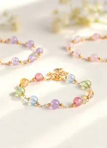Detalle de pulseras de cuentas de cristal natural de colores con elegantes acentos dorados.