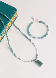 Detailaufnahme von blauem Chalzedon- und Süßwasserperlen-Halsketten- und Armband-Schmuckset