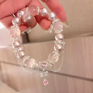 Elegante pulsera de cuarzo rosa natural y perlas lavanda con dijes de corazón y mariposa