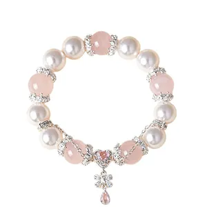 Elegante pulsera de cristal rosa natural con colgante de corazón y mariposa y perlas blancas
