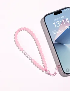 Detailansicht eines rosa Kristallperlen-Handybandes mit klaren Akzenten
