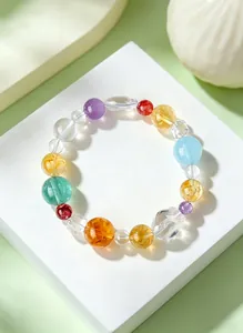 Primer plano de pulsera de cristal natural con piedras de macaron de colores