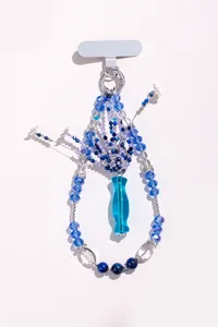 Detailansicht von blauem Lapislazuli und Kristallperlen-Handyanhänger mit Vasen-Anhänger