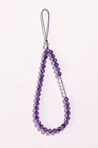 Detailaufnahme des natürlichen violetten Amethyst und Bergkristall Handyanhängers