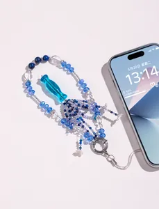 Detailansicht des blauen Kristallperlen-Handyanhängers mit einem Glasvasen-Anhänger