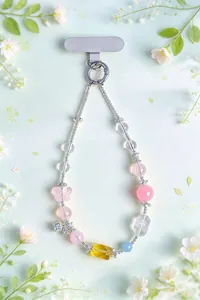 Vue détaillée d'un cordon de téléphone avec papillon en quartz rose et perles
