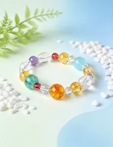 Primer plano detallado de una pulsera de cristal natural de colores con citrino