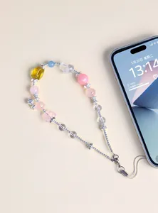 Vue détaillée du bijou de téléphone en perles pastel avec cœurs et papillons en cristal