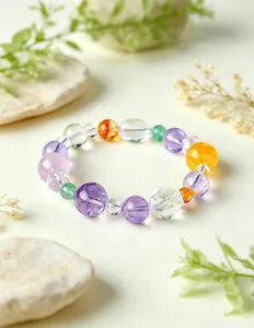 Primer plano de una pulsera de cristal natural multicolor con suaves cuentas de macaron