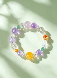 Primer plano detallado de una pulsera de cuentas de cristal de macarrón natural