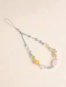 Vue détaillée d'une dragonne de téléphone en quartz rose naturel et papillons