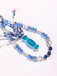 Detailansicht von natürlichem Lapislazuli und blauem Kristall-Handy-Anhänger mit Vasen-Anhänger.