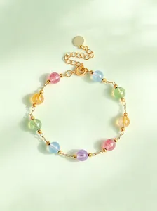 Vista detallada de una pulsera de cuentas de cristal natural de colores y cierres.