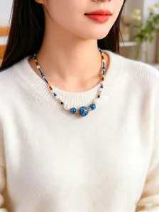 Dettaglio dell'elegante collana in acquamarina e perle d'acqua dolce in stile New Chinese su modella