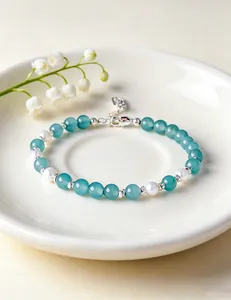 Elegantes Detail des exquisiten blauen Chalzedon- und Süßwasserperlen-Armbands für Damen