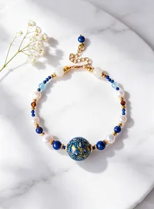 Dettaglio di bracciale con perle e lapislazzuli e perla laccata decorativa
