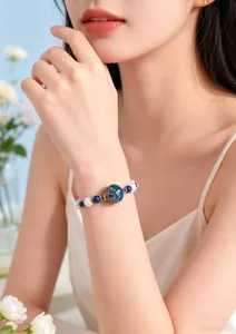 Primo piano di un elegante bracciale di perle e lapislazzuli sul polso