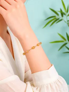 Elegante pulsera de cuentas de cristal de citrino natural con cadena de oro en la muñeca