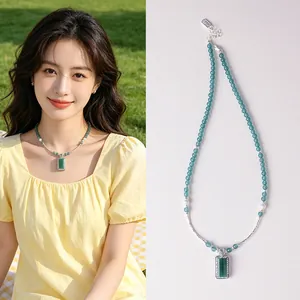 Elegante Halskette mit blauen Chalcedon-Perlen und rechteckigem Anhänger für Damen