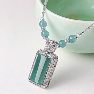 Elegante Halskette mit blauem Chalzedon-Anhänger, funkelnden Akzenten und Silberkette