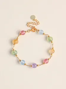 Vista detallada de una pulsera de cuentas de cristal natural multicolor con cadena dorada
