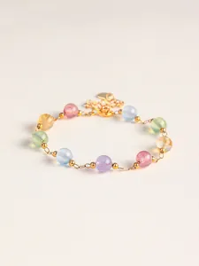 Detalle macro de pulsera de cuentas de cristal natural multicolor con cadena de oro fina